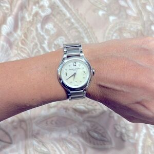 Medium size, woman’s watch.
